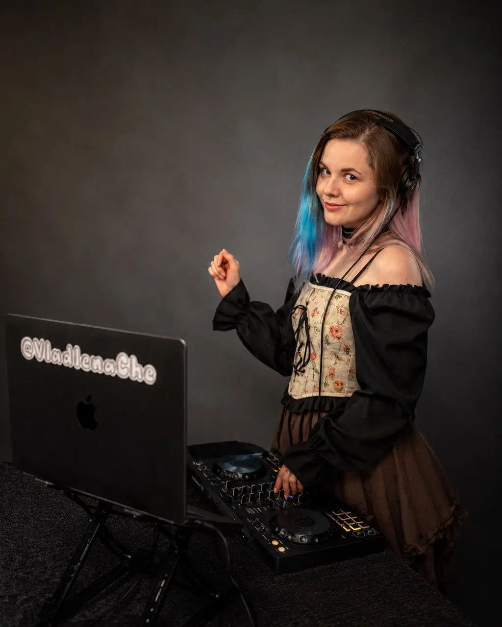 DJ Владлена Че у пульта