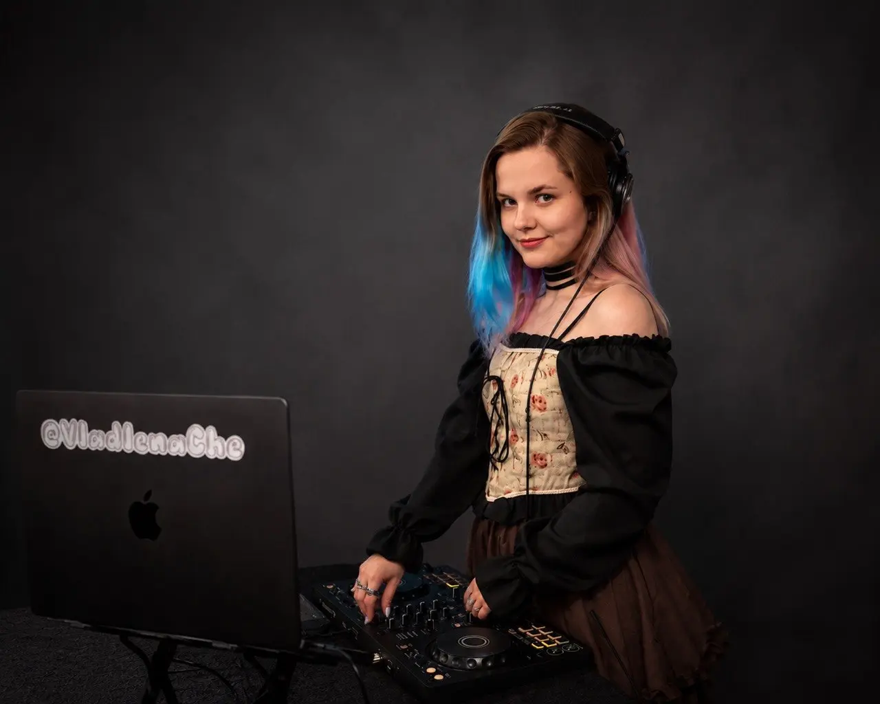 Владлена Че за DJ-пультом