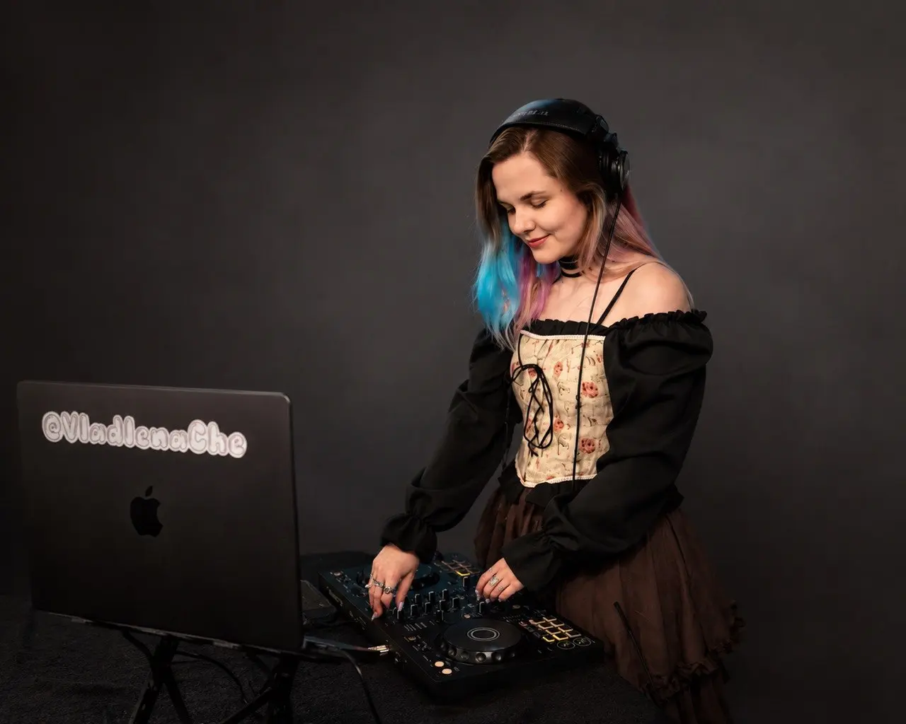 Владлена Че играет DJ-сет